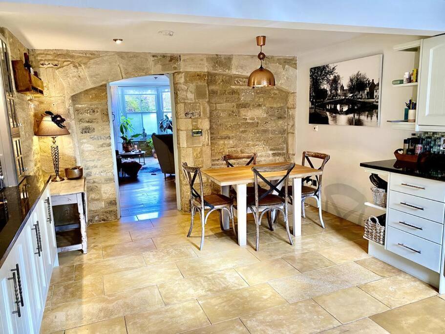 Historic Cotswold Chic Style For Uk Staycation Bourton-on-the-Water Exterior foto