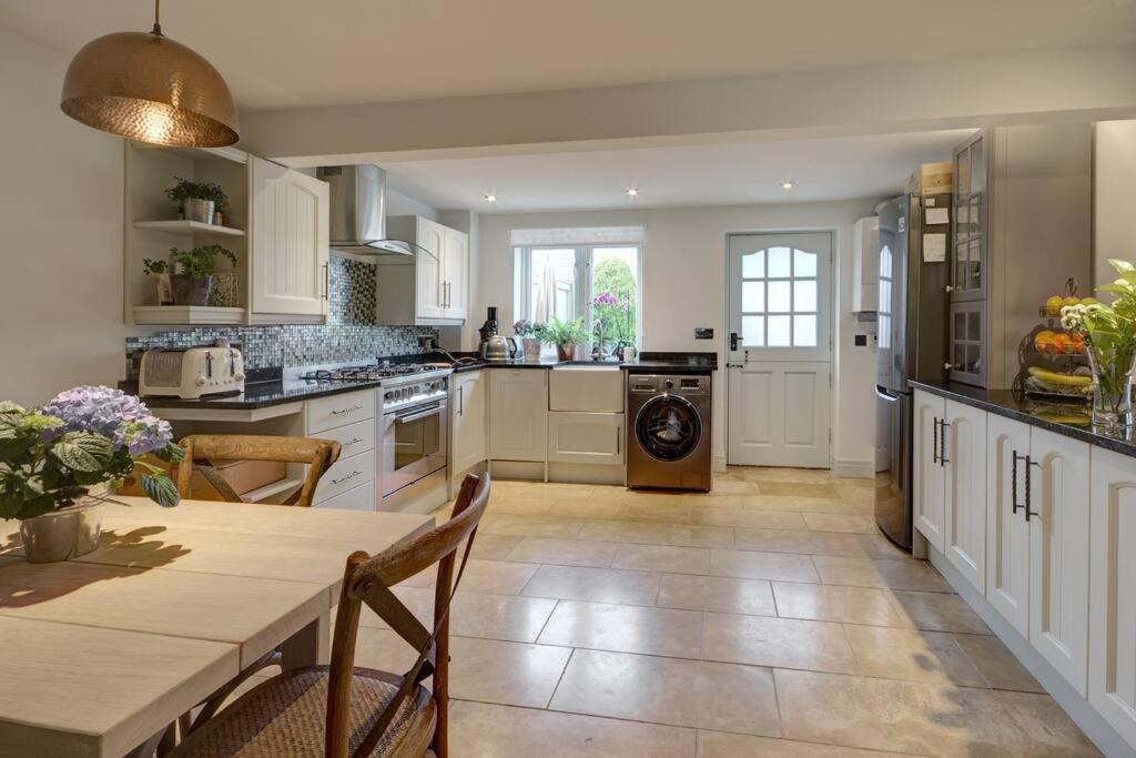 Historic Cotswold Chic Style For Uk Staycation Bourton-on-the-Water Exterior foto